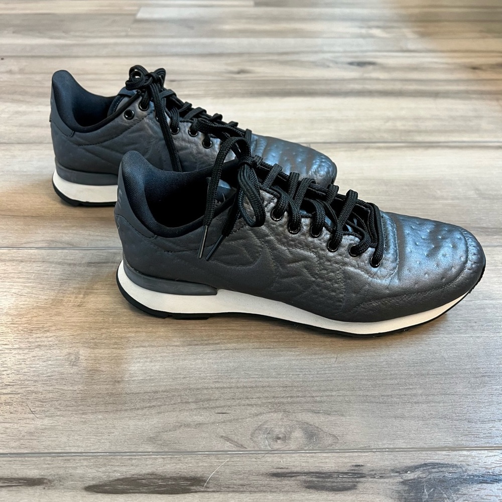 Nike Men's Black and White Athletic Shoes